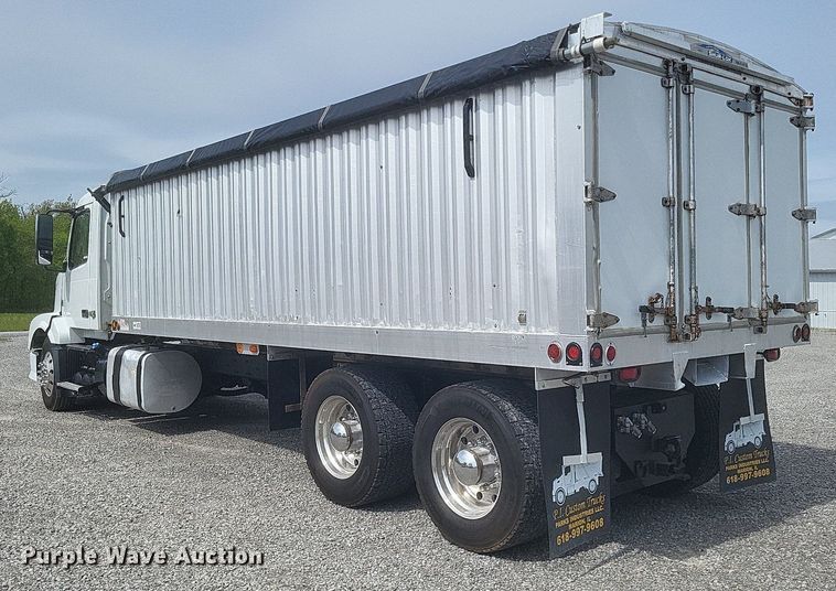 image for item EJ7947 2013 Volvo VNL grain truck