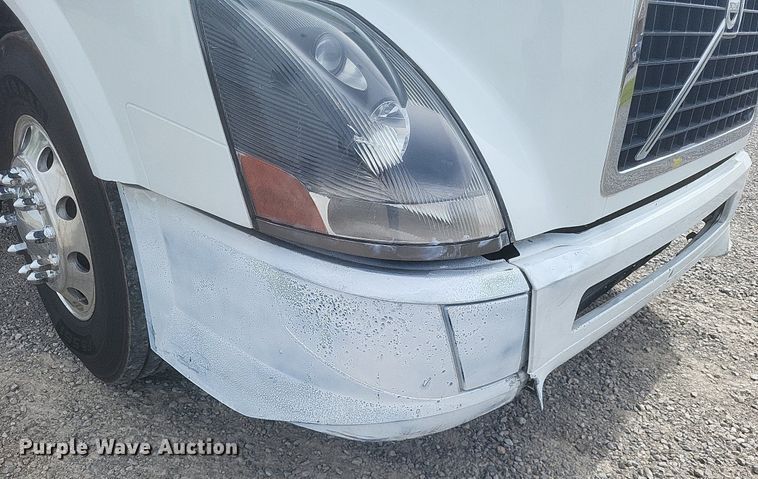 image for item EJ7947 2013 Volvo VNL grain truck