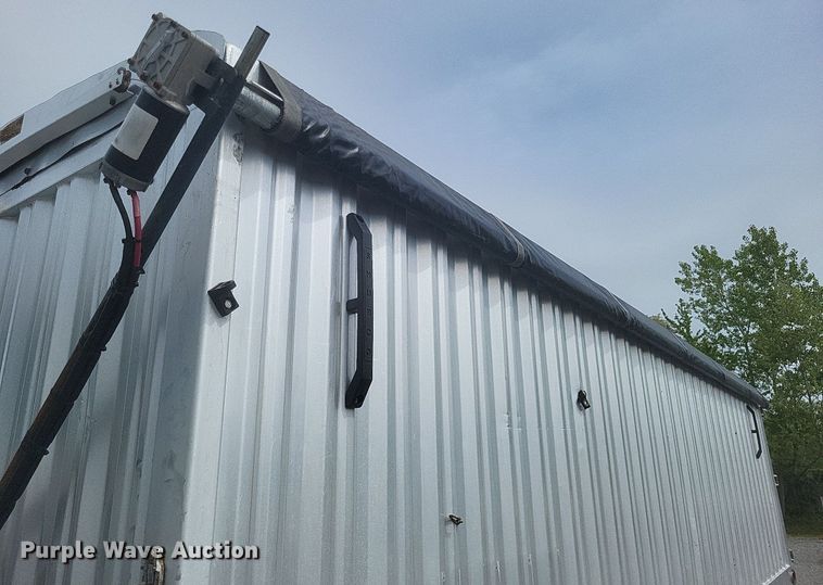 image for item EJ7947 2013 Volvo VNL grain truck