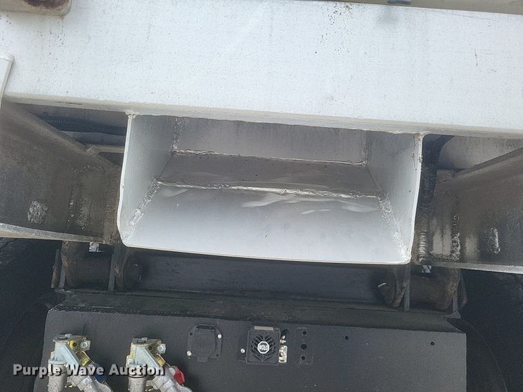 image for item EJ7947 2013 Volvo VNL grain truck