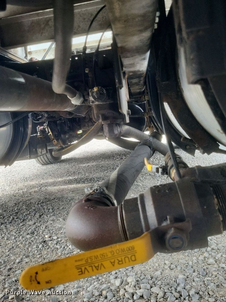 image for item EJ7947 2013 Volvo VNL grain truck