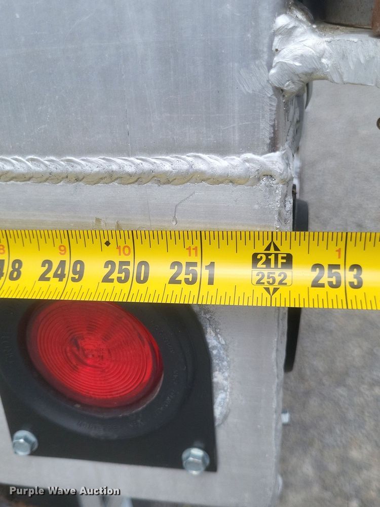 image for item EJ7947 2013 Volvo VNL grain truck