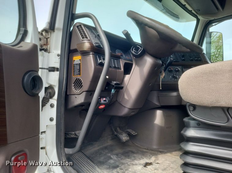 image for item EJ7947 2013 Volvo VNL grain truck