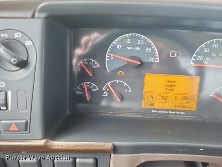 image for item EJ7947 2013 Volvo VNL grain truck