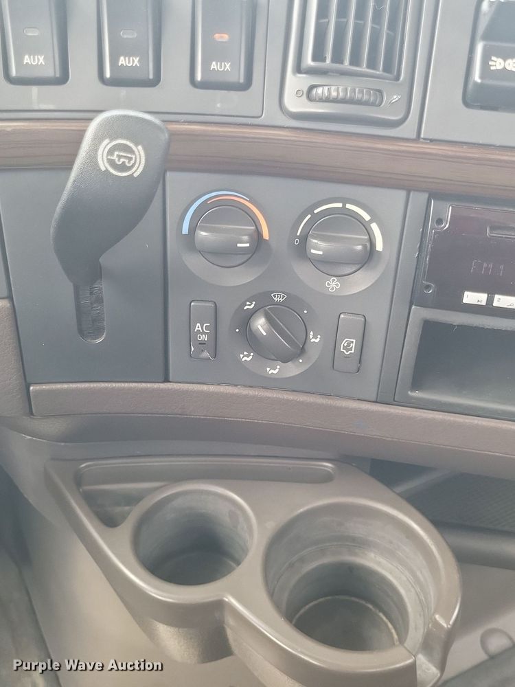 image for item EJ7947 2013 Volvo VNL grain truck