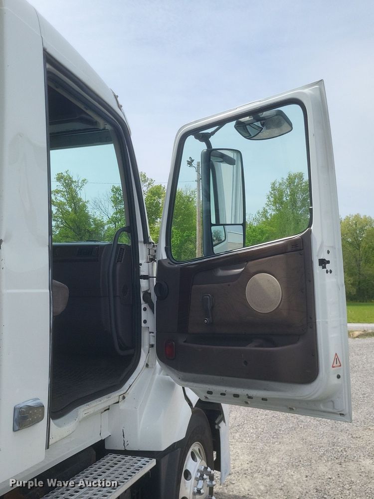 image for item EJ7947 2013 Volvo VNL grain truck