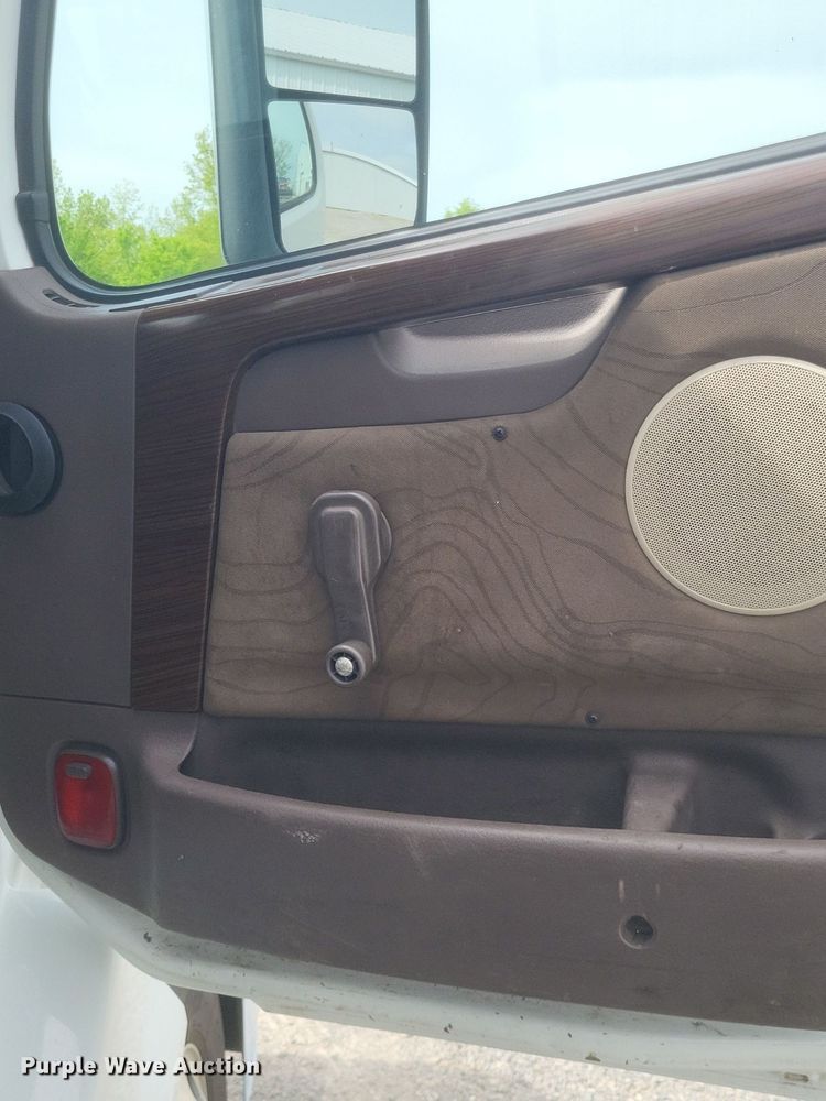 image for item EJ7947 2013 Volvo VNL grain truck