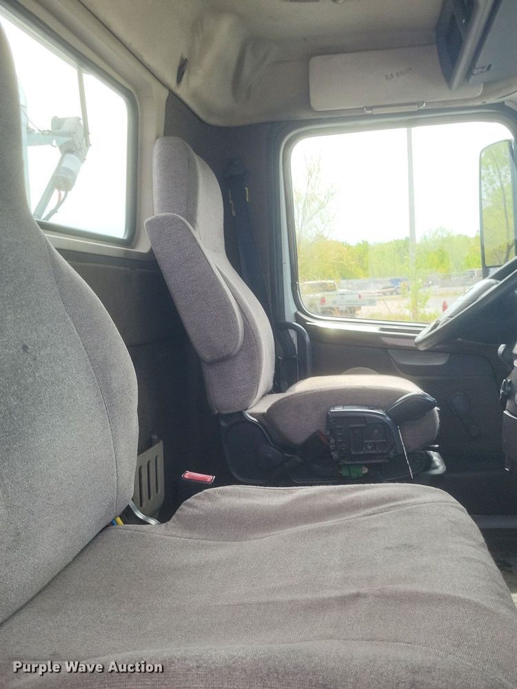 image for item EJ7947 2013 Volvo VNL grain truck