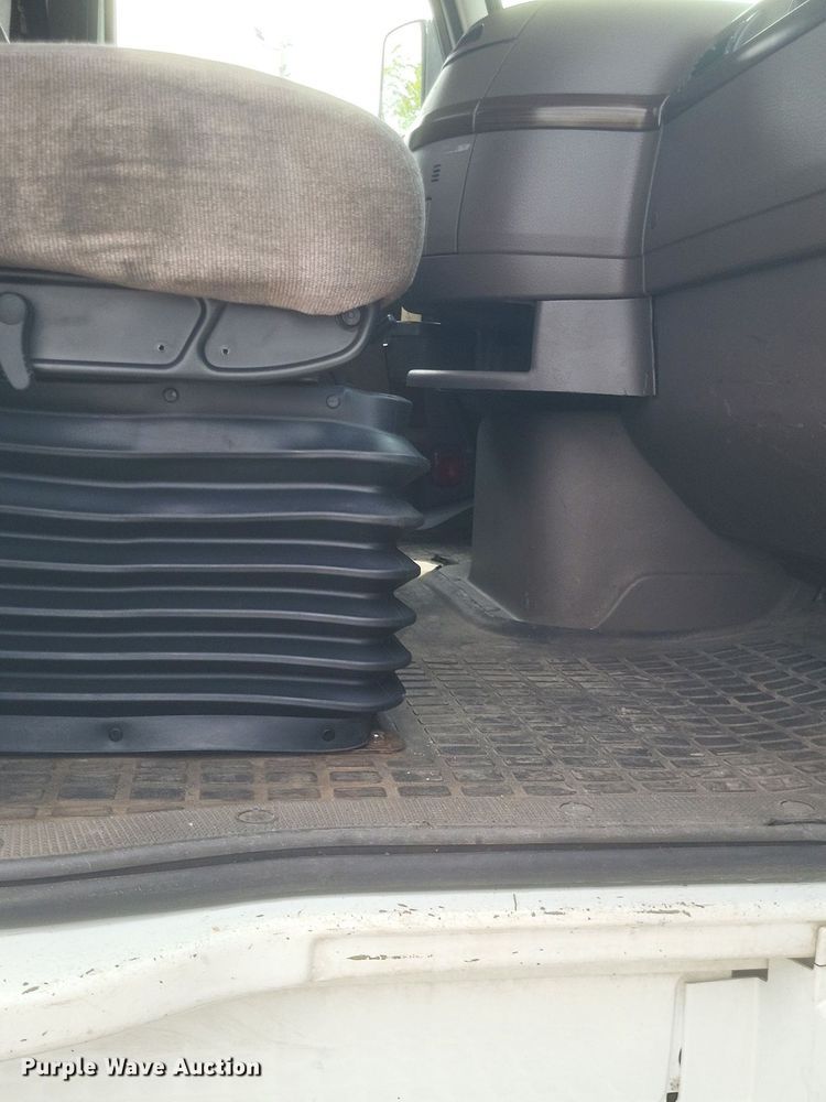 image for item EJ7947 2013 Volvo VNL grain truck