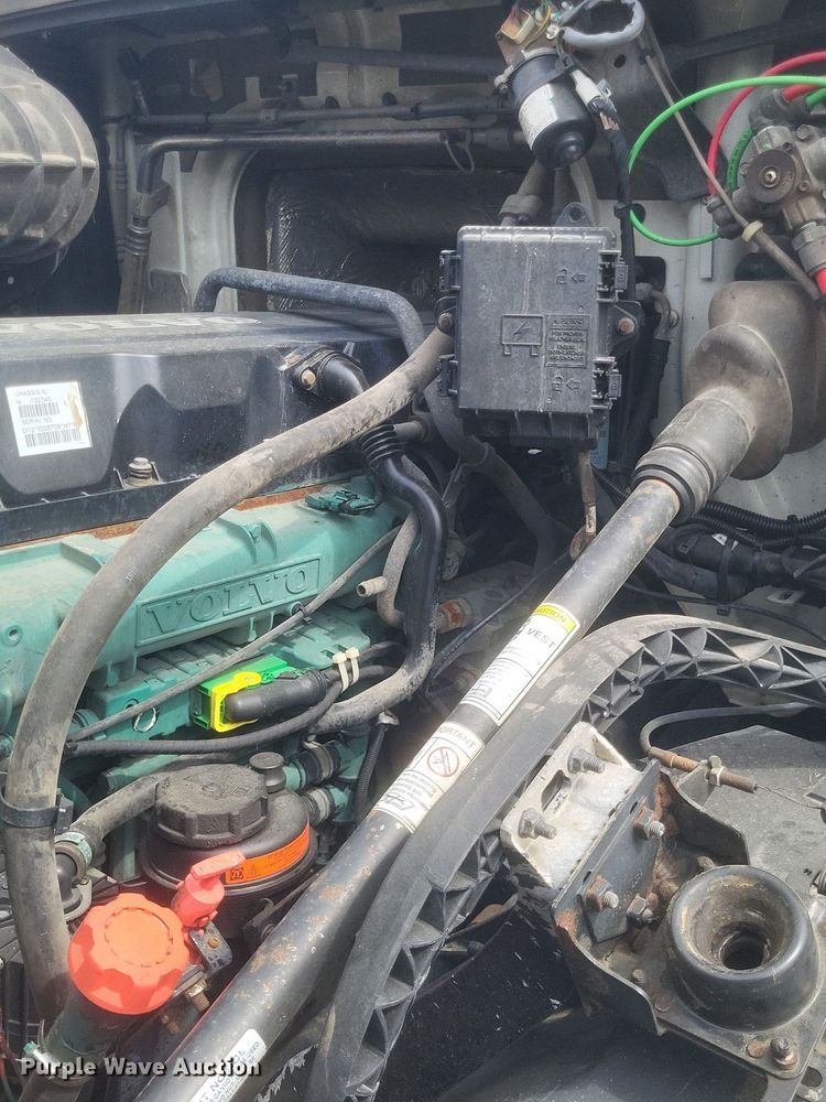 image for item EJ7947 2013 Volvo VNL grain truck