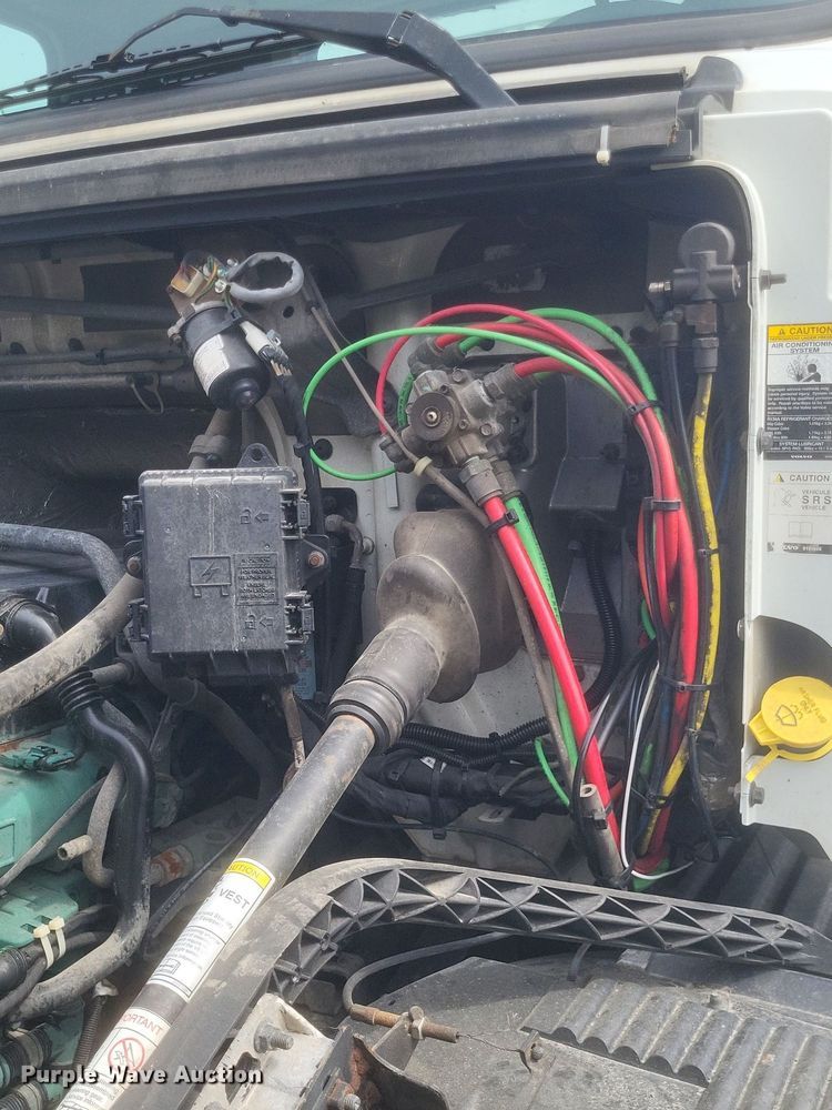 image for item EJ7947 2013 Volvo VNL grain truck