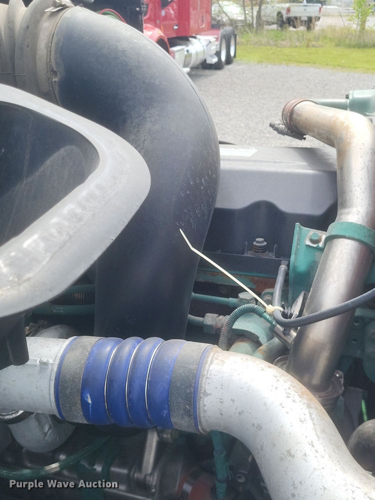 image for item EJ7947 2013 Volvo VNL grain truck