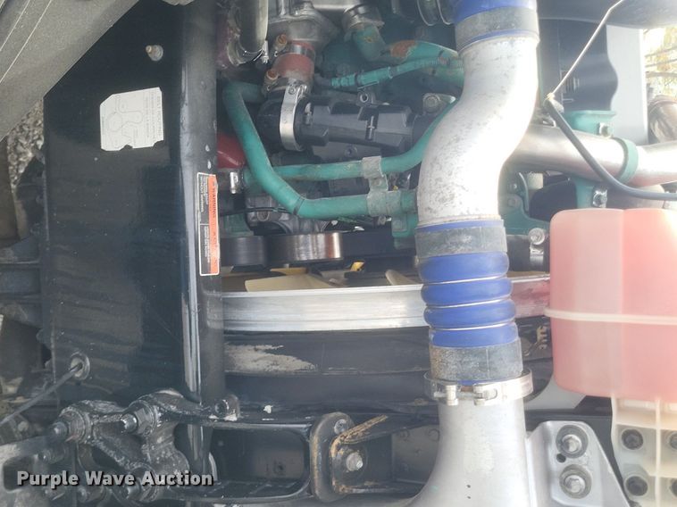 image for item EJ7947 2013 Volvo VNL grain truck