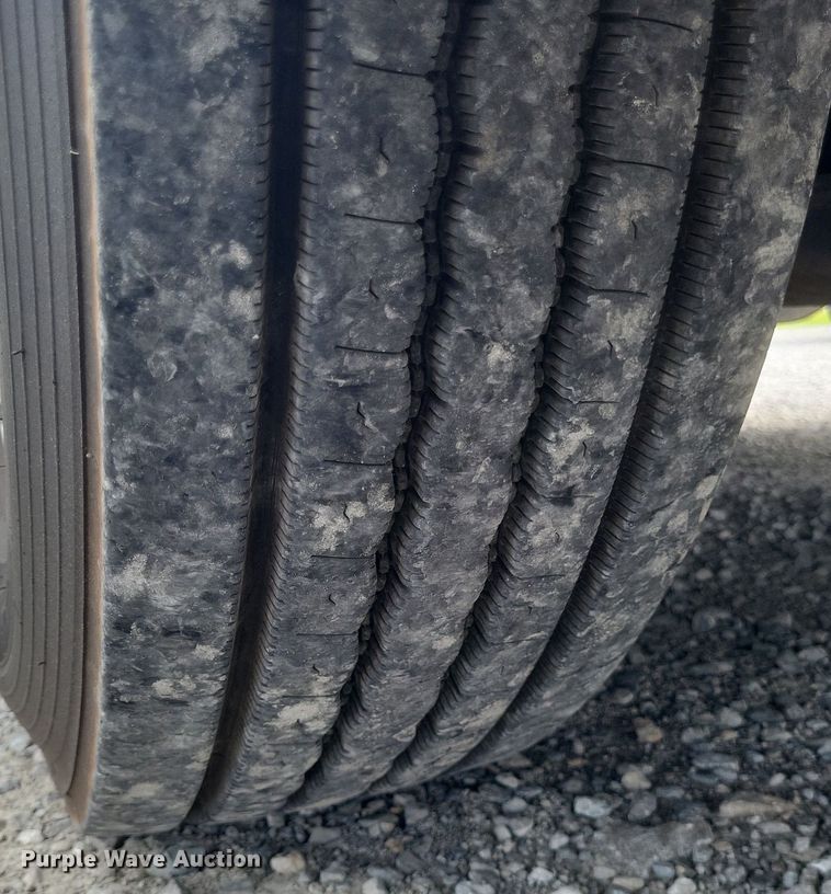 image for item EJ7947 2013 Volvo VNL grain truck