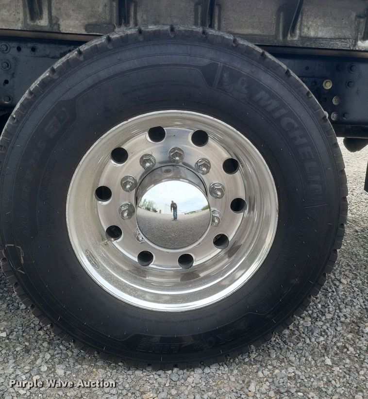 image for item EJ7947 2013 Volvo VNL grain truck