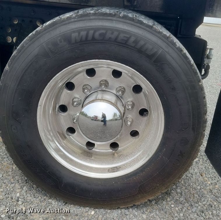 image for item EJ7947 2013 Volvo VNL grain truck