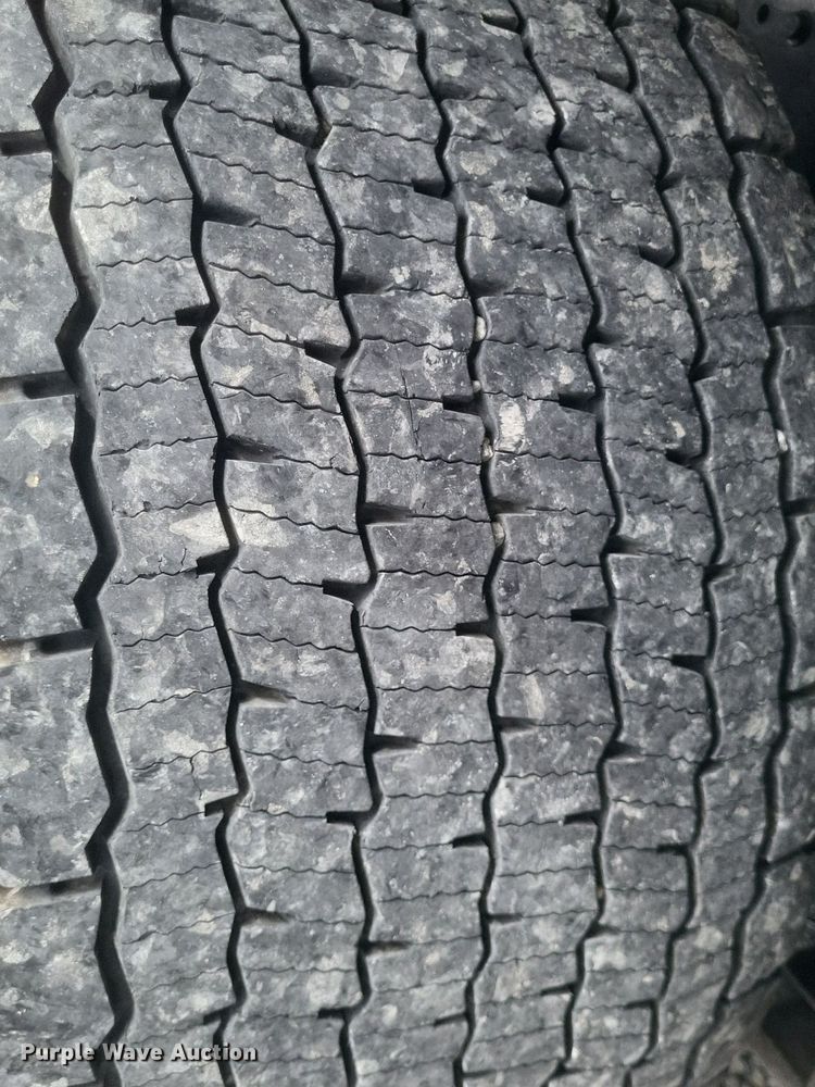 image for item EJ7947 2013 Volvo VNL grain truck