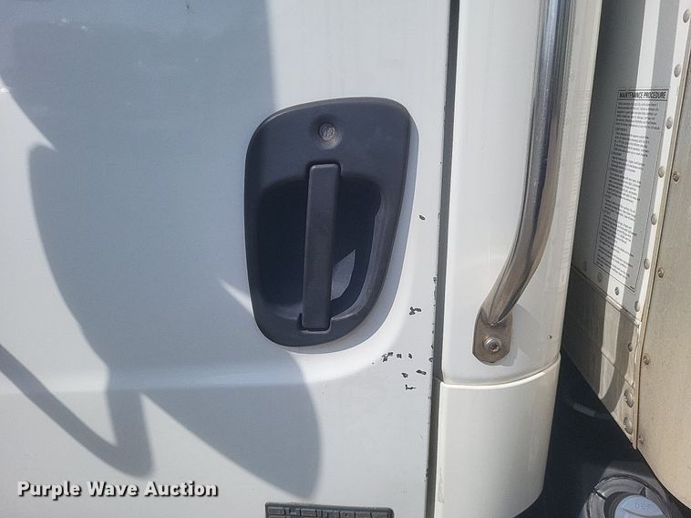 image for item EJ7948 2012 Freightliner  Business Class M2 box truck