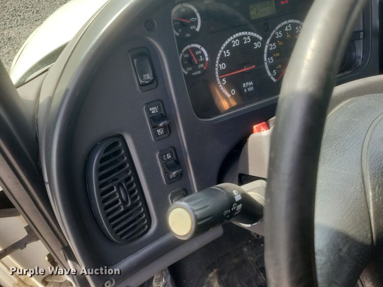 image for item EJ7948 2012 Freightliner  Business Class M2 box truck