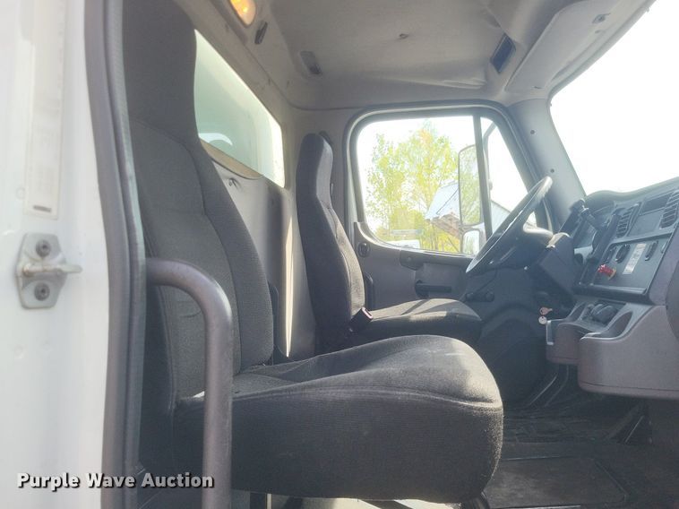 image for item EJ7948 2012 Freightliner  Business Class M2 box truck