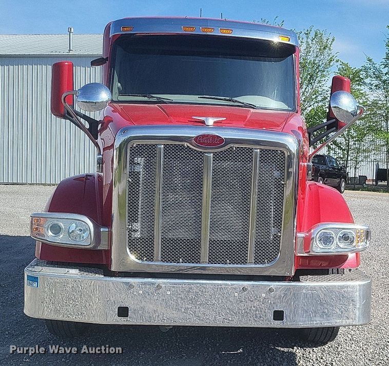 image for item EJ7949 2019 Peterbilt  567 semi truck