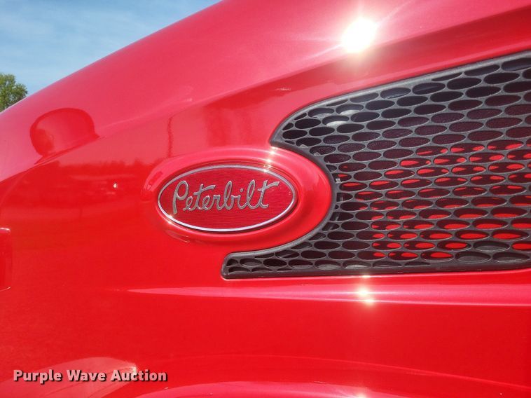 image for item EJ7949 2019 Peterbilt  567 semi truck