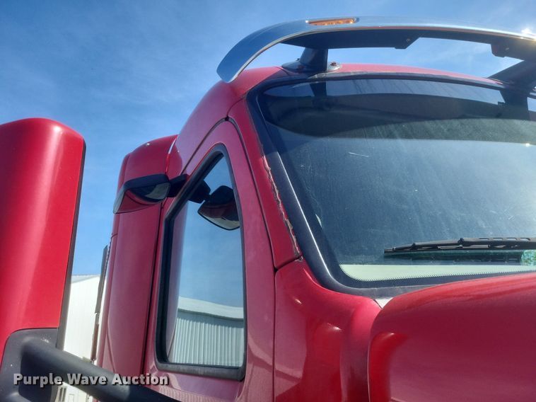 image for item EJ7949 2019 Peterbilt  567 semi truck