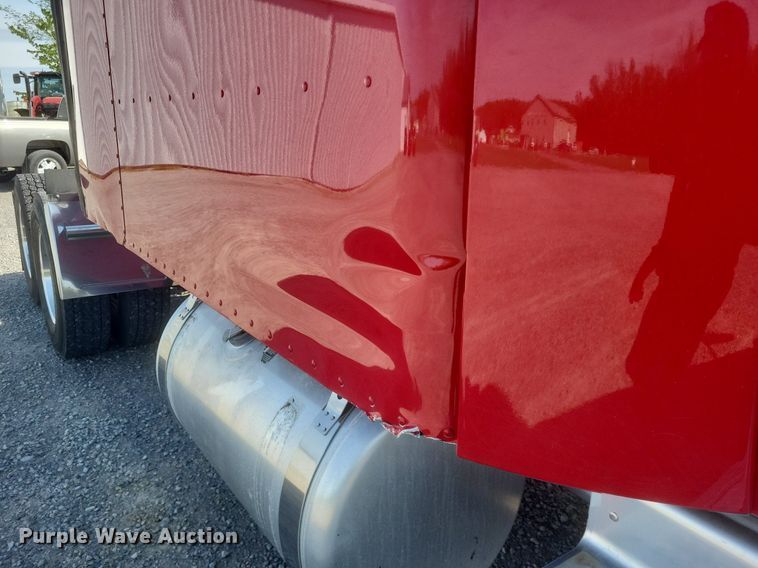 image for item EJ7949 2019 Peterbilt  567 semi truck