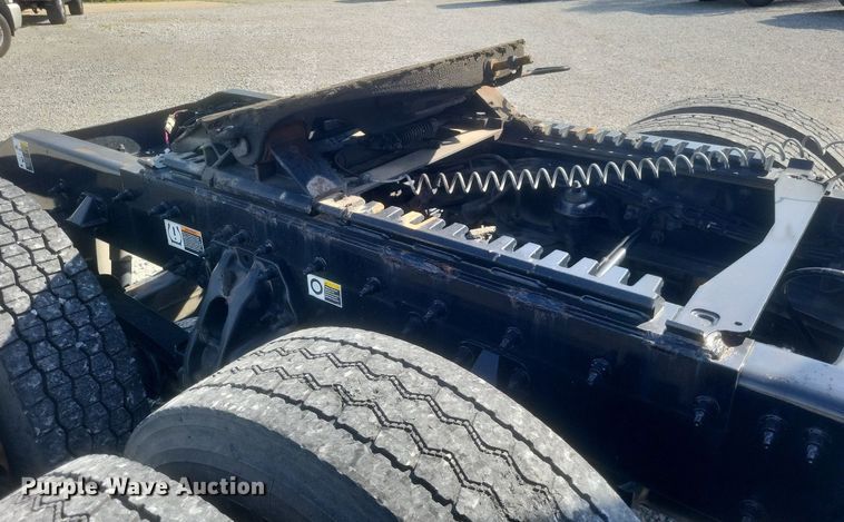 image for item EJ7949 2019 Peterbilt  567 semi truck