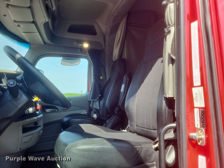 image for item EJ7949 2019 Peterbilt  567 semi truck