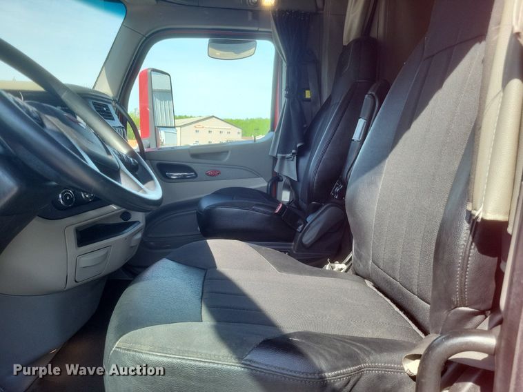 image for item EJ7949 2019 Peterbilt  567 semi truck