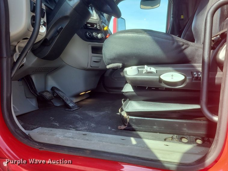 image for item EJ7949 2019 Peterbilt  567 semi truck