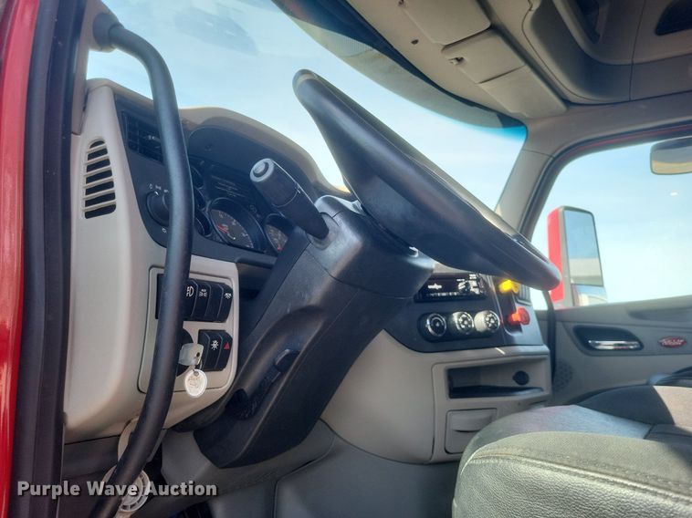 image for item EJ7949 2019 Peterbilt  567 semi truck