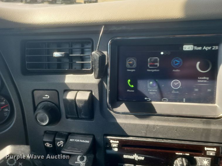 image for item EJ7949 2019 Peterbilt  567 semi truck