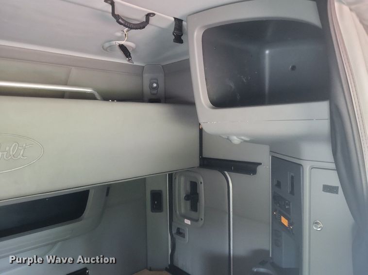 image for item EJ7949 2019 Peterbilt  567 semi truck