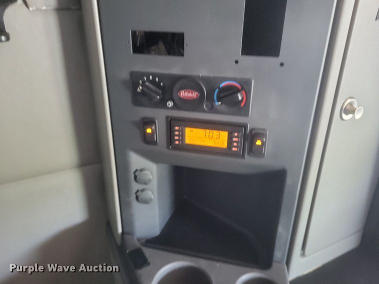 image for item EJ7949 2019 Peterbilt  567 semi truck