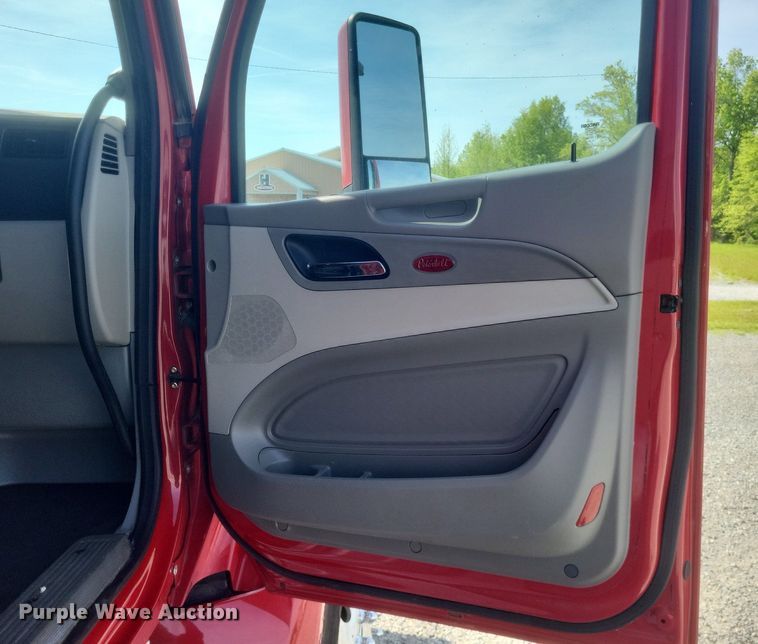 image for item EJ7949 2019 Peterbilt  567 semi truck