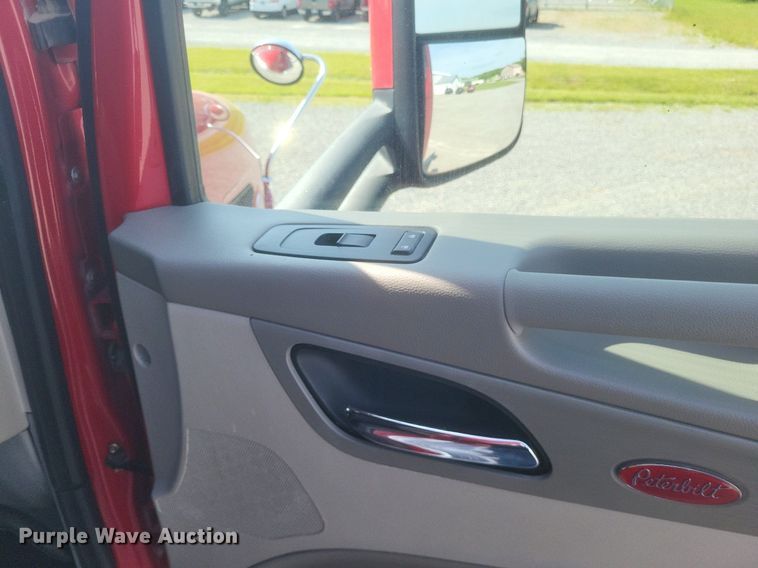 image for item EJ7949 2019 Peterbilt  567 semi truck