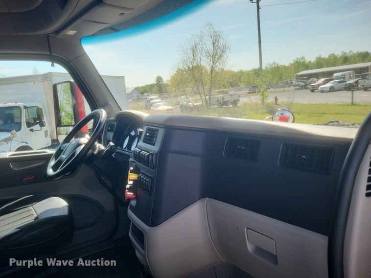 image for item EJ7949 2019 Peterbilt  567 semi truck