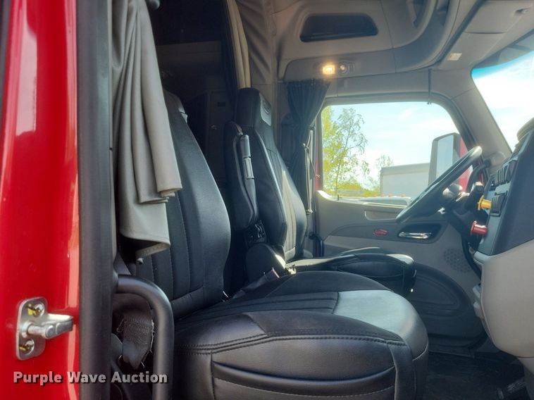 image for item EJ7949 2019 Peterbilt  567 semi truck