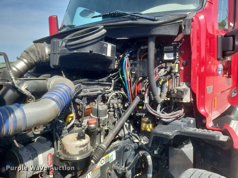 image for item EJ7949 2019 Peterbilt  567 semi truck