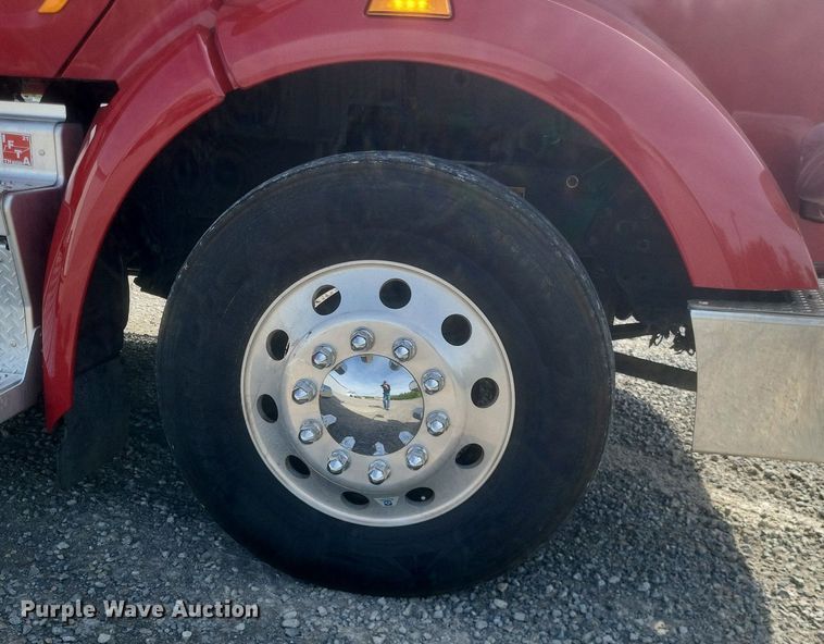 image for item EJ7949 2019 Peterbilt  567 semi truck