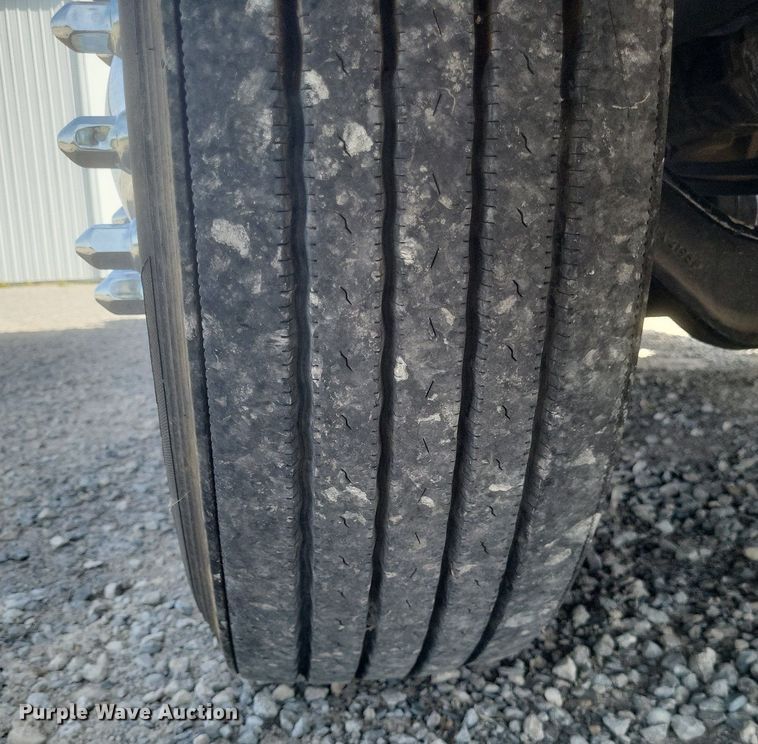 image for item EJ7949 2019 Peterbilt  567 semi truck