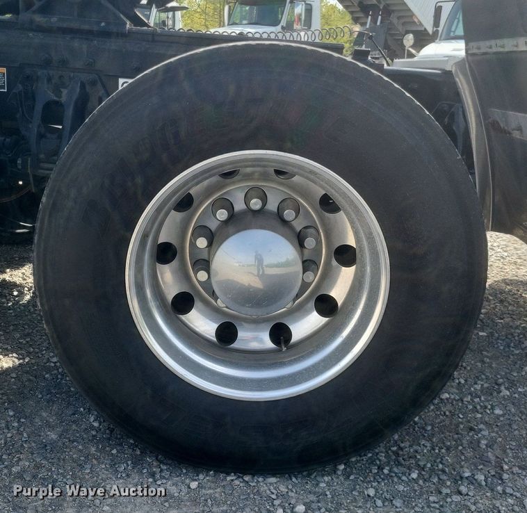 image for item EJ7949 2019 Peterbilt  567 semi truck