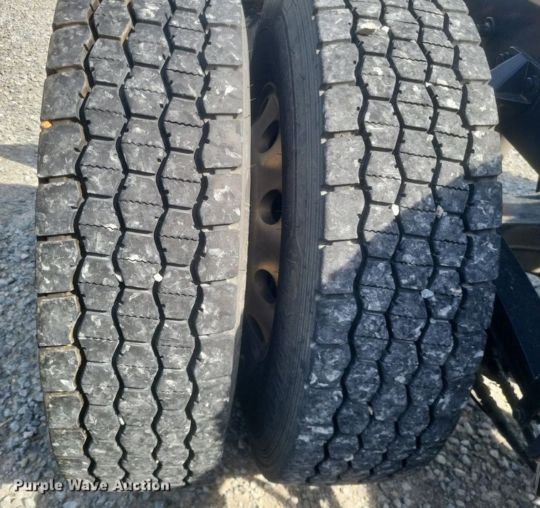 image for item EJ7949 2019 Peterbilt  567 semi truck