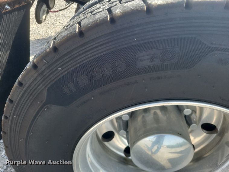 image for item EJ7949 2019 Peterbilt  567 semi truck