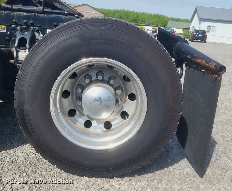 image for item EJ7949 2019 Peterbilt  567 semi truck