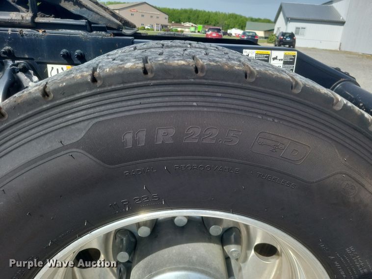 image for item EJ7949 2019 Peterbilt  567 semi truck