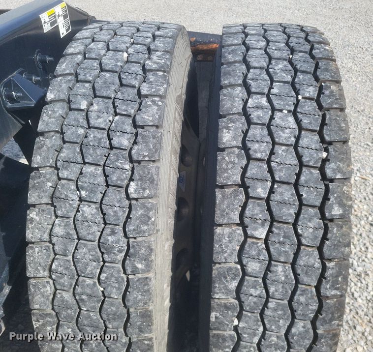 image for item EJ7949 2019 Peterbilt  567 semi truck