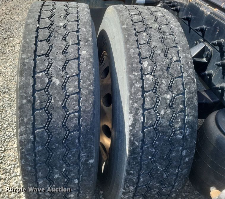 image for item EJ7949 2019 Peterbilt  567 semi truck